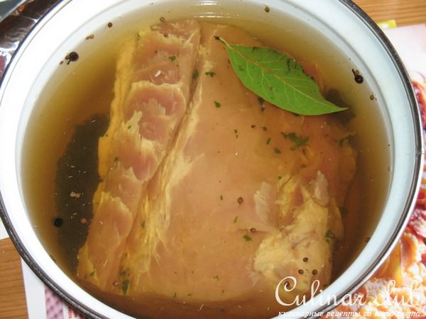 Запеченная свинина с конфитюром из лука, чеснока и винограда.