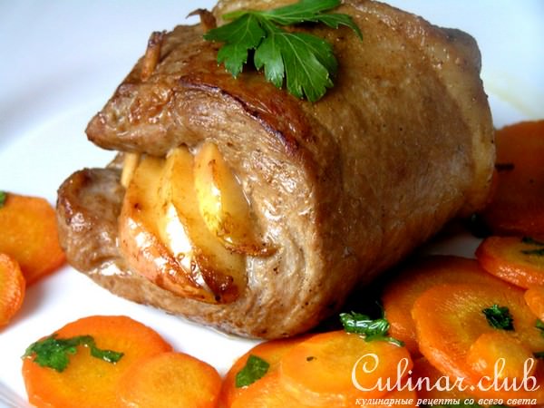 Сочный шницель с яблоками и морковным гарниром 
