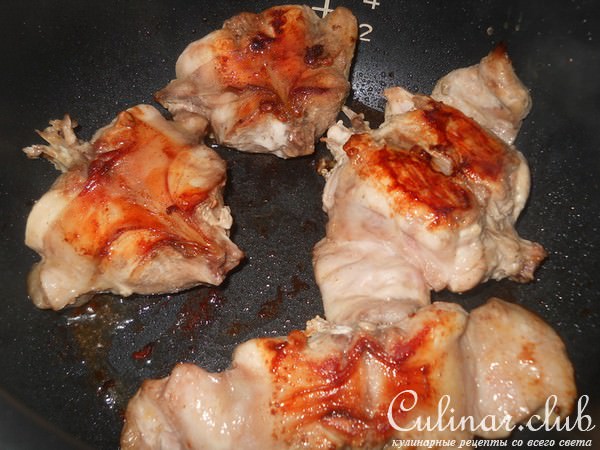 Тушеный кролик со сметаной с сыром и зеленью ( рецепт для мульти)