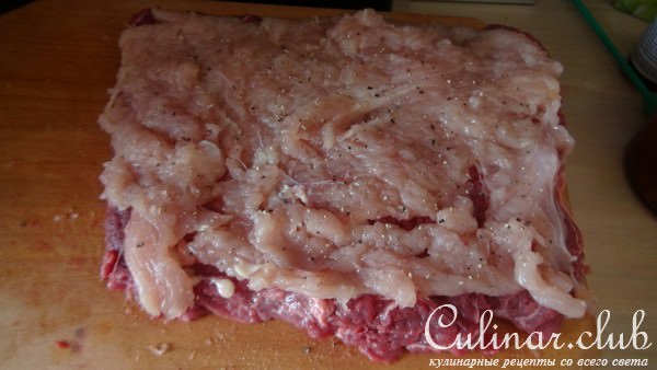 Рулет из говядины с курицей и белыми грибами в соевом соусе