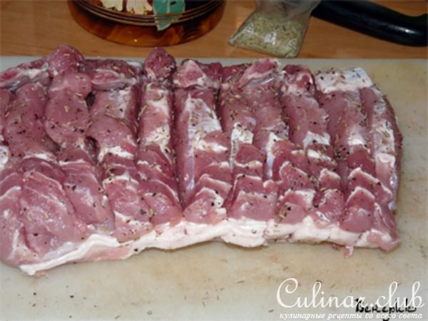 Корейка с грушей, яблоками и пряными травами.