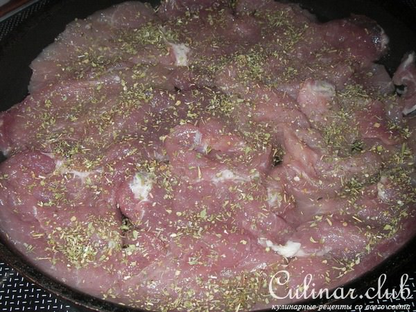 Свинина с шампиньонами и соусом из голубого сыра