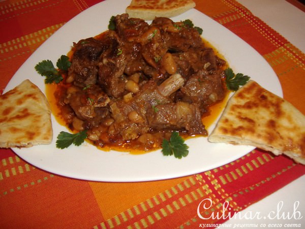 Пряная баранина с белой фасолью.