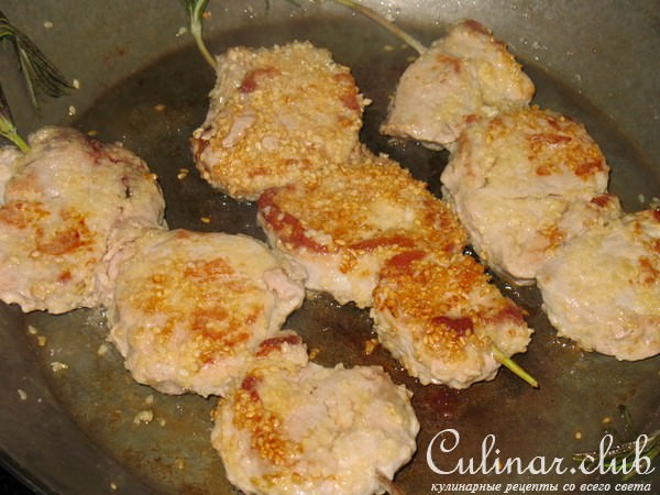 Медальоны из свинины в кунжуте на розмариновых шпажках.