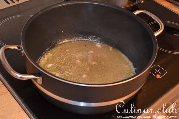 Свинина в дижонском соусе с огурцом и луком-пореем.