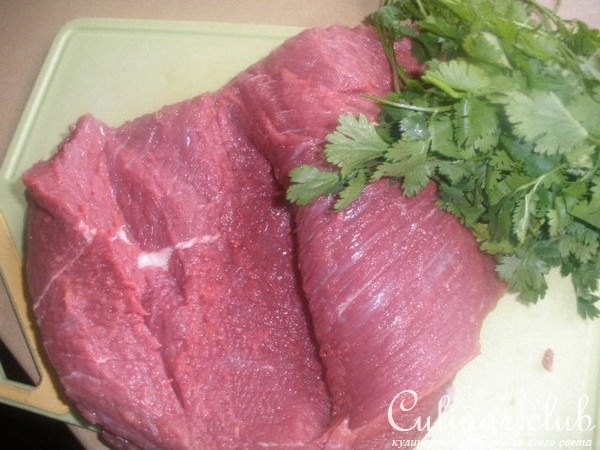 Мясо, фаршированное чесноком и кедровыми орехами в винном соусе