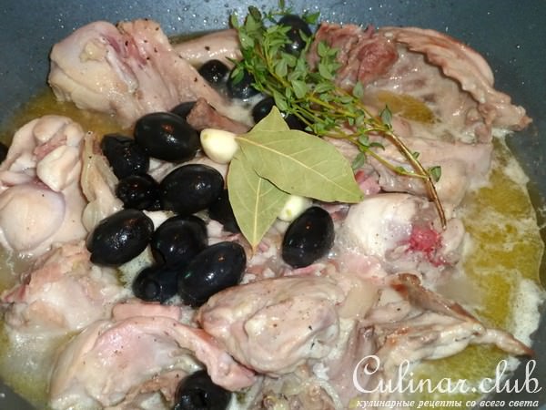 Кролик с маслинами в винном соусе (Lapin aux olives)
