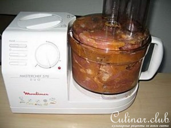 МЯСО РАЗБИТНОЕ, тушённое в кислосладком томатном соусе.