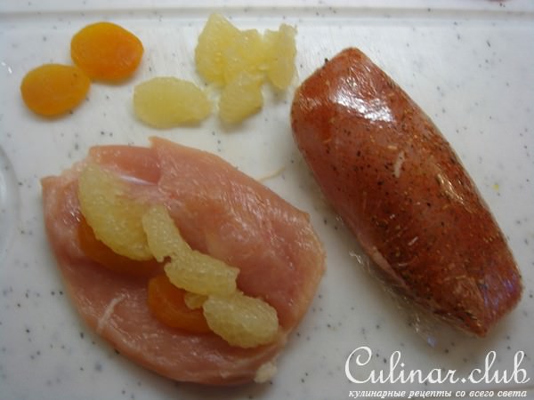 Куриная грудка, фаршированная свити и курагой, приготовленная на пару.