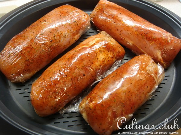 Куриная грудка, фаршированная свити и курагой, приготовленная на пару.