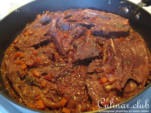 Баранина тушеная с овощами в вине