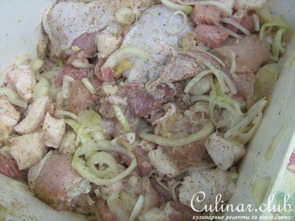Шашлык-ассорти из курицы и свинины.