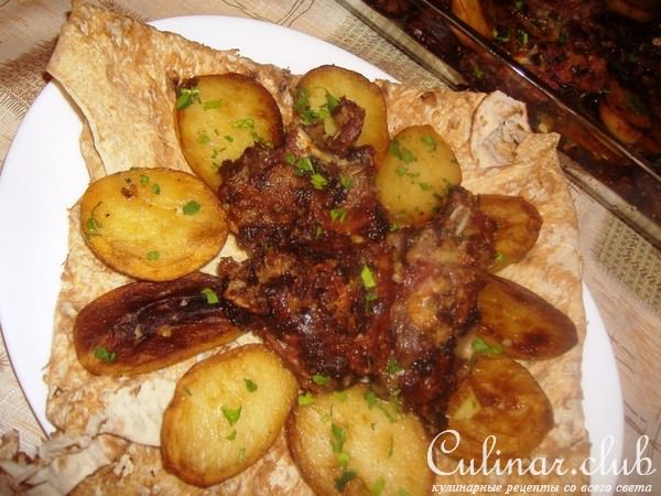 Баранина в сырной корочке с молодым картофелем