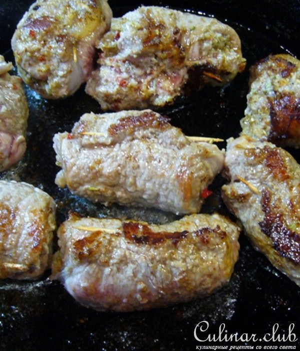 Мясные рулетики с орехами и вялеными помидорами