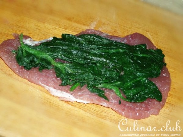 Мясные пальчики со шпинатом и сливочным соусом