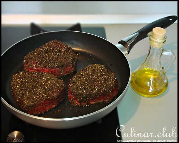Перечный раундрамб-стейк с грилованными овощами (pepper raundramb-steak).