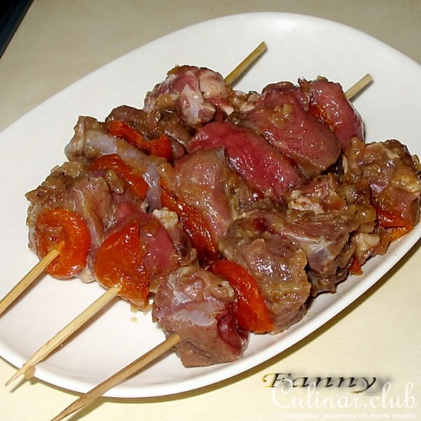 Баранина пряная с курагой на шпажках