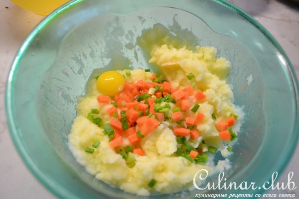 Дорада, запеченная в пюре, с белыми грибами и сыром дор блю.
