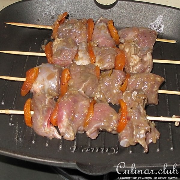 Баранина пряная с курагой на шпажках
