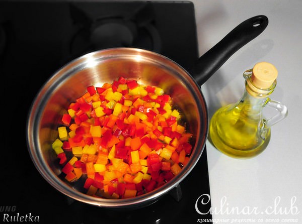 Куриные сардельки с паприкой и копчёным сыром, горчичным соусом и овощами-гриль.