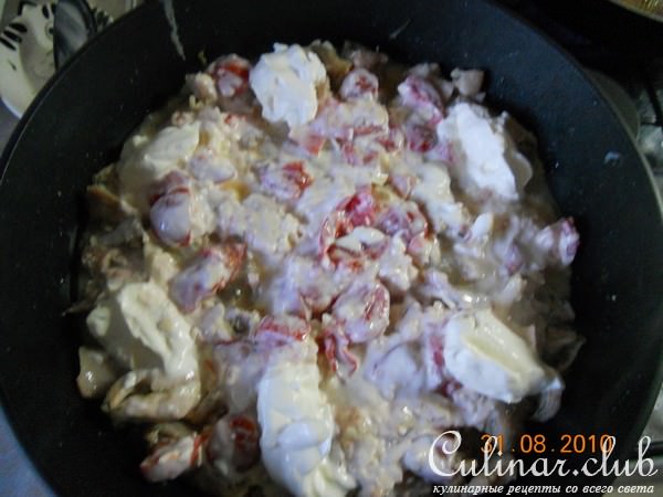 Филе кролика, запеченное в сметанно-сырном соусе с помидорами и грецким орехом