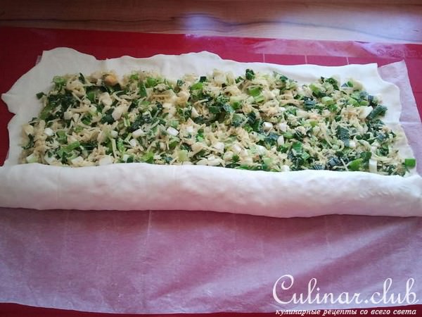 Рулет c зеленым луком, яйцами и сыром
