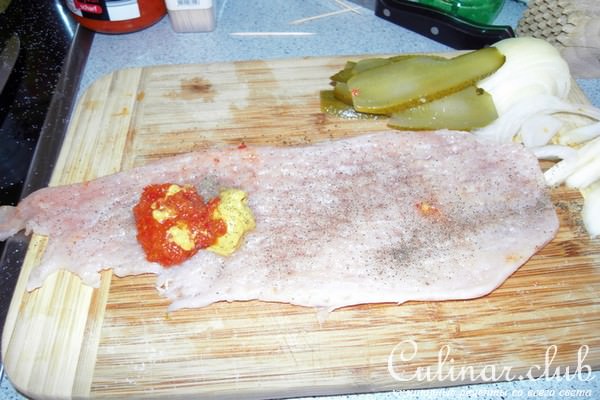 Мясные рулетики в томатном соусе с овощами
