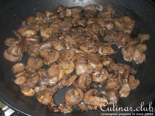 Свинина с шампиньонами и соусом из голубого сыра