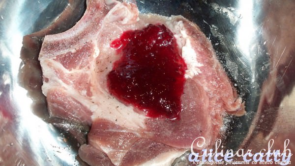 Свиные отбивные на косточке в клюквенном маринаде