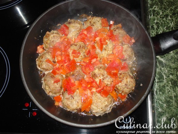 Мясные шарики в сливочно-укропном соусе с помидорками