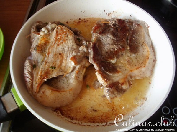 Свиные кармашки с пикантной начинкой под вкусным соусом. 