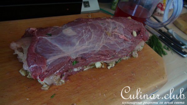 Рулет из говядины с курицей и белыми грибами в соевом соусе