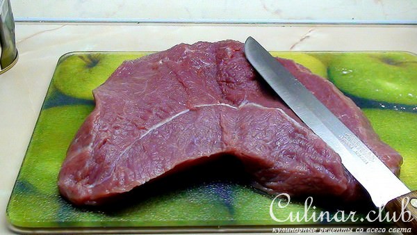 Рулет из говядины с сыро-копчёным окороком и овощным соусом.