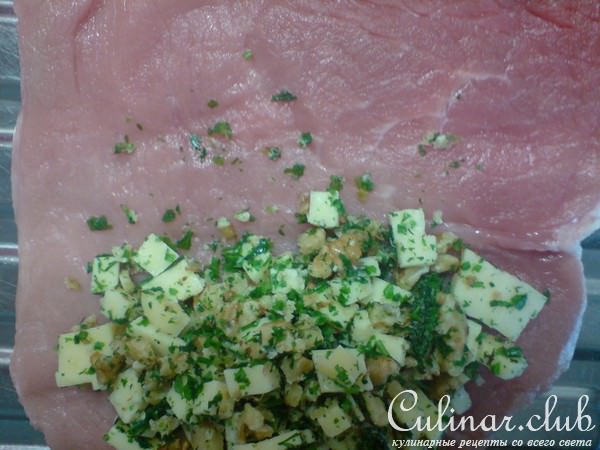 Мясные рулетики с грецкими орехами,сыром и петрушкой