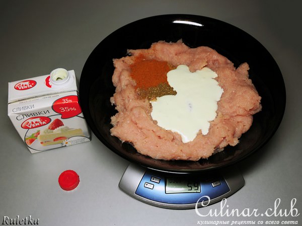Куриные сардельки с паприкой и копчёным сыром, горчичным соусом и овощами-гриль.