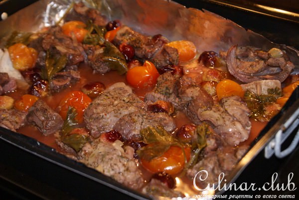 Баранина с черносливом, яблоками и томатами.