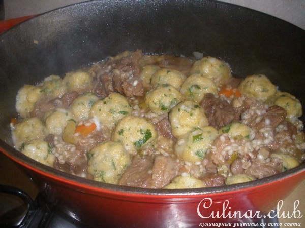 Говядина с перловой крупой и горчично-сырными кнедликами