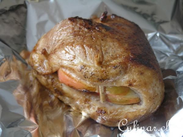 Сочный шницель с яблоками и морковным гарниром 