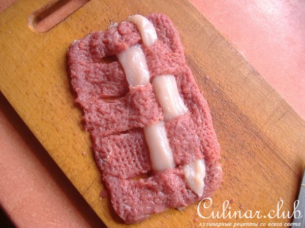 Мясная плетенка под сырным соусом