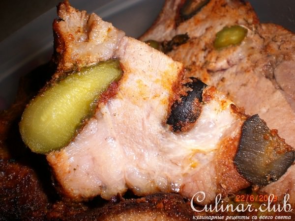 Свинина запеченная с маслинами и маринованными огурцами