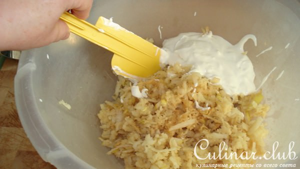 Мясо, запечённое в сметане с айвой