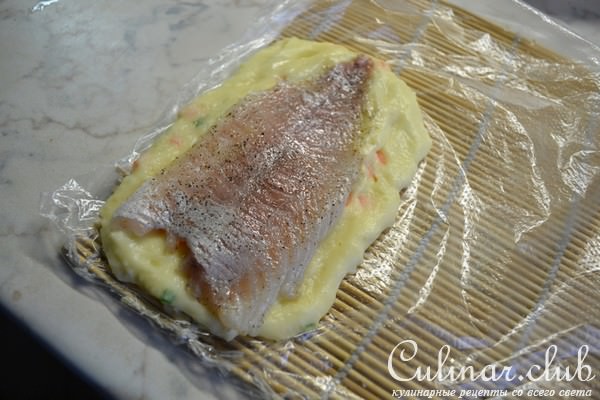 Дорада, запеченная в пюре, с белыми грибами и сыром дор блю.