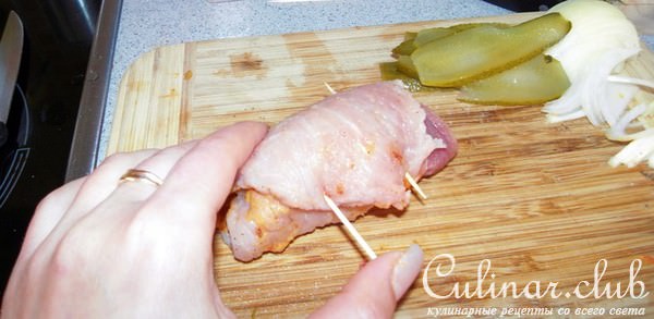 Мясные рулетики в томатном соусе с овощами