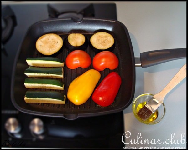 Перечный раундрамб-стейк с грилованными овощами (pepper raundramb-steak).