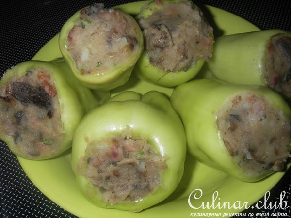 Перец фаршированный беконом, картофелем и грибами