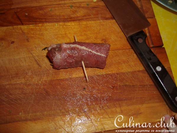 Мясные рулетики с шпинатом и грибным соусом