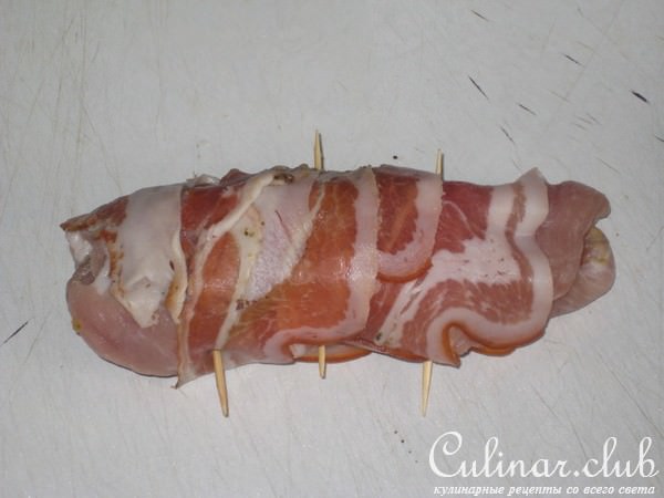 Мясные рулетики в беконе.