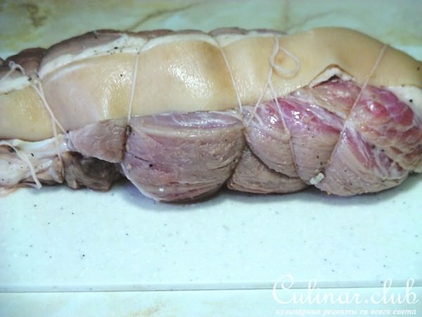 Маринованная свинина, запеченная в ржаном тесте.