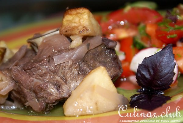 Баранья шейка запеченная с яблоками в листьях карри
