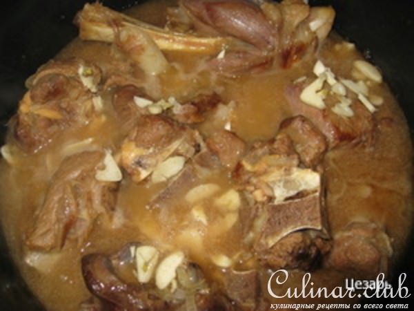 Баранина с чесноком и овощами